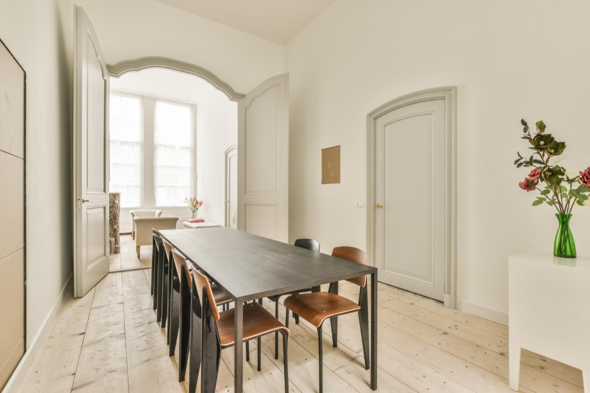 Dlaczego warto wybrać podłogi drewniane? Zalety i wskazówki dotyczące wyboru