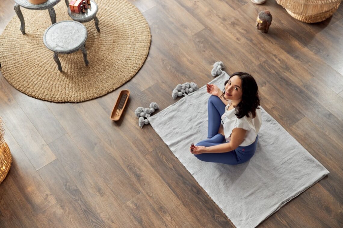 Jak drewniane podłogi mogą odmienić Twoje wnętrze: Przewodnik po stylach i trendach